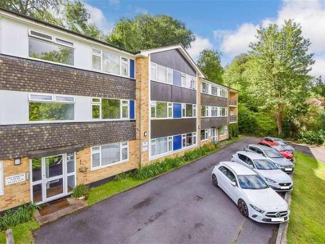 Flat for sale in Hillview, Surrey
