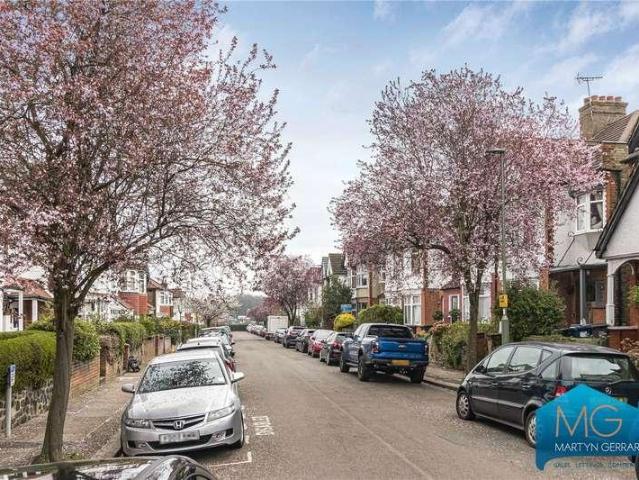 Flat for sale in Finchley, Greater London