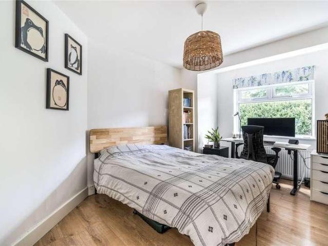 Flat for sale in Surbiton, Tolworth