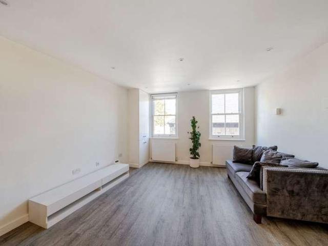 Flat for sale in High Barnet, Greater London