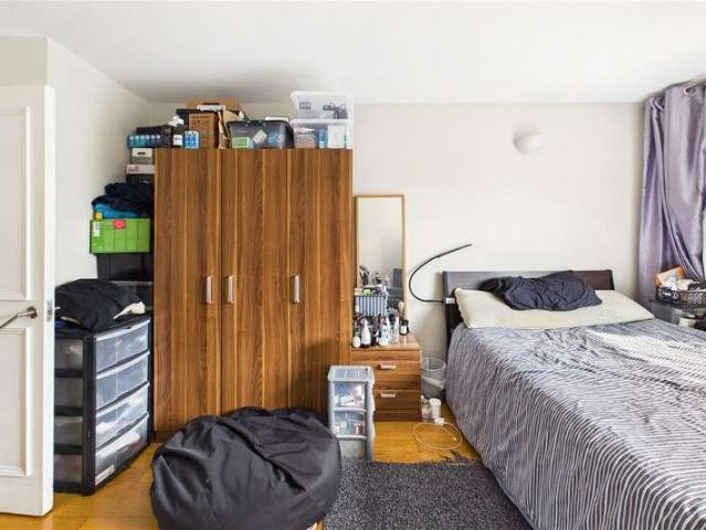 Flat for sale in Streatham, Greater London