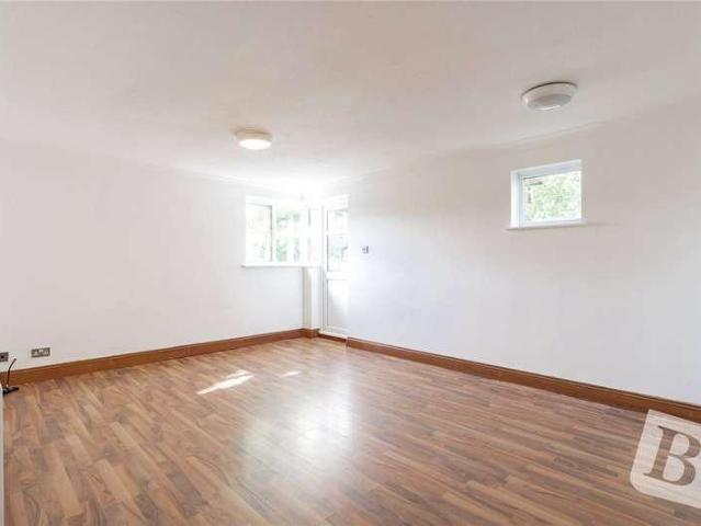 Flat for sale in Laindon, Essex