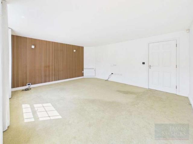 Flat for sale in Glenfields, Pinfold