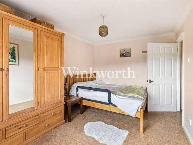 Flat for sale in Brownswood Park, Stoke Newington