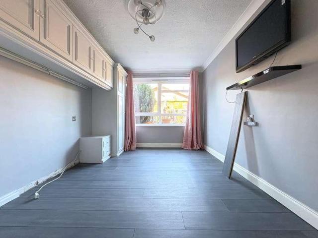 Flat for sale in Chipping Hill, Essex