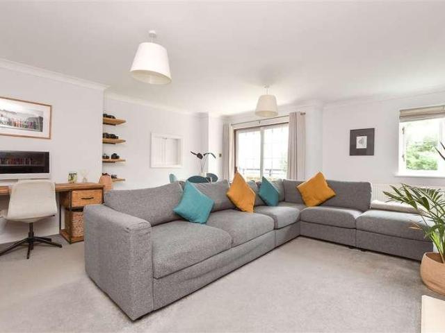 Flat for sale in Pachesham Park, Surrey