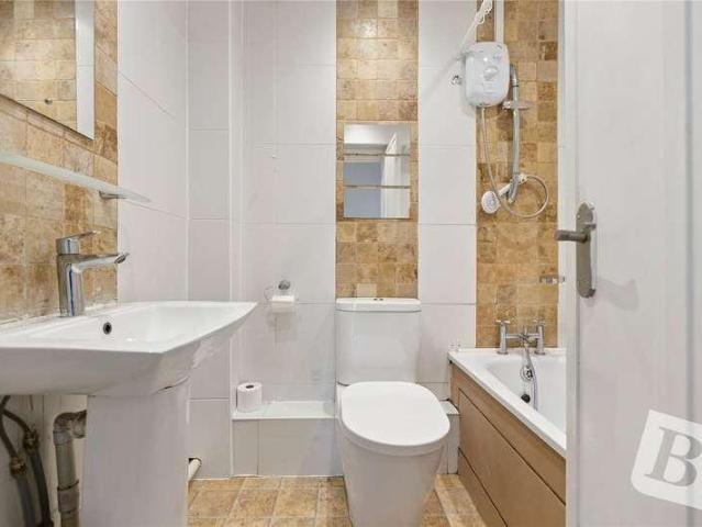 Flat for sale in Gidea Park, Greater London