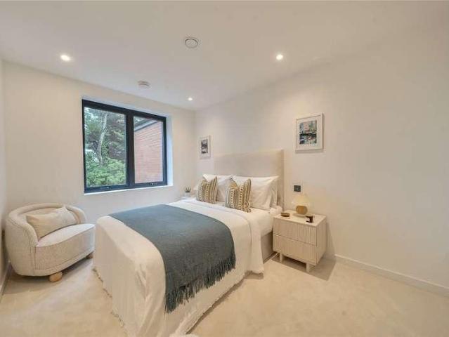 Flat for sale in Bushey, Bushey Heath