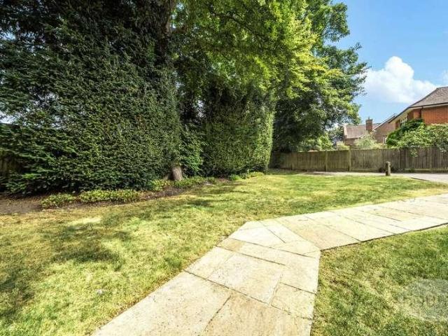 Flat for sale in Westborough, Surrey