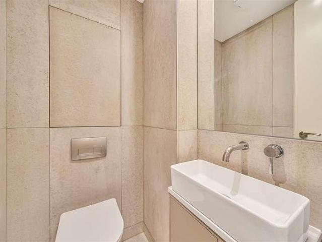 Flat for sale in Streatham Hill, Greater London