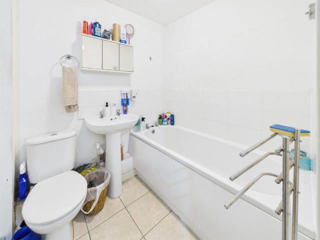 Flat for sale in Monks Orchard, Kent