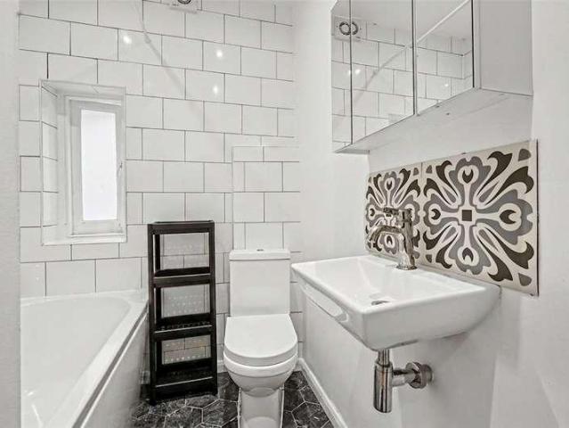 Flat for sale in Brondesbury, Greater London