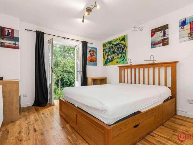 Flat for sale in Crouch End, Greater London