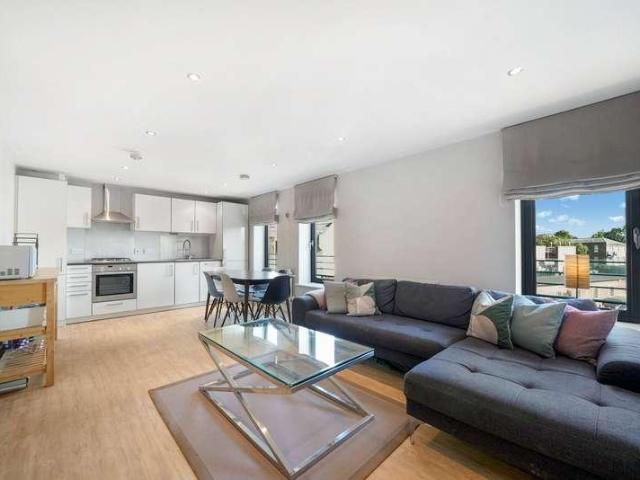 Flat for sale in Islington, Greater London