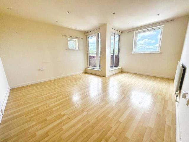 Flat for sale in Walton, Aylesbury
