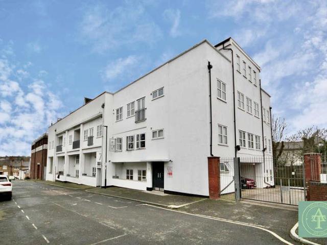 Flat for sale in Southgate, Oakwood