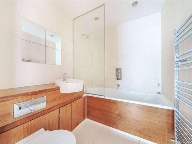 Flat for sale in Buckhurst Hill, Epping Forest