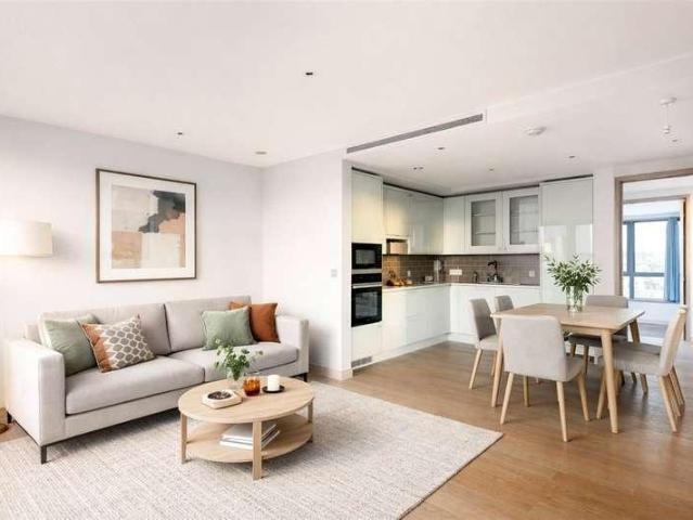 Flat for sale in London Borough of Wandsworth, Greater London