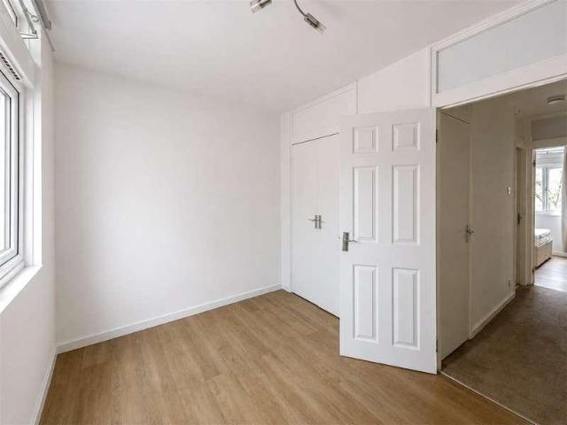 Flat for sale in Clapham, Greater London