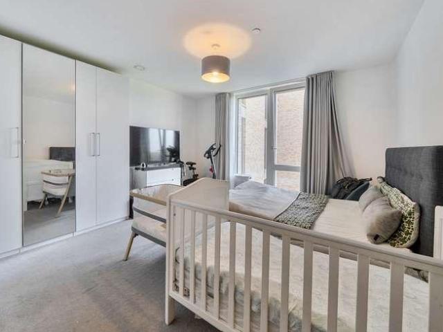Flat for sale in Yiewsley, Greater London