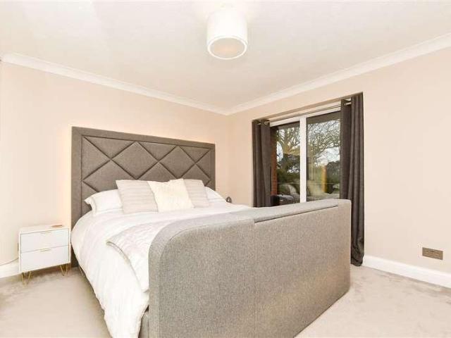 Flat for sale in Tower Hill, Pachesham Park