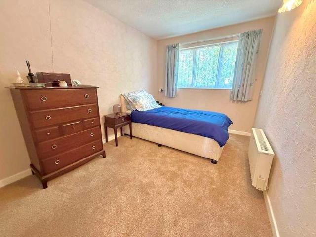 Flat for sale in Dunstable, Bedfordshire