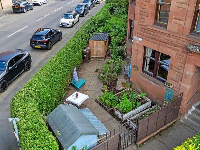 Flat for sale in Cathcart, Scotland