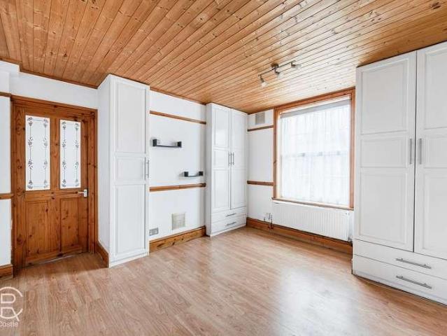 Flat for sale in London Borough of Ealing, Greenford