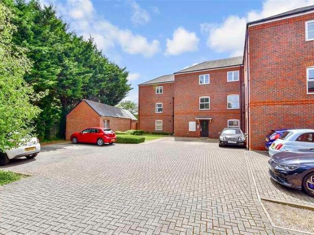 Flat for sale in Littlecote, West Sussex