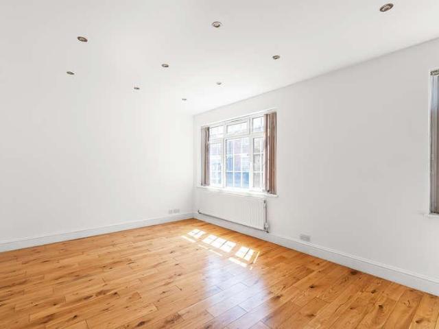 Flat for sale in The Butts, Kent