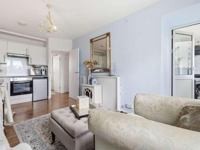 Flat for sale in South Hackney, Greater London