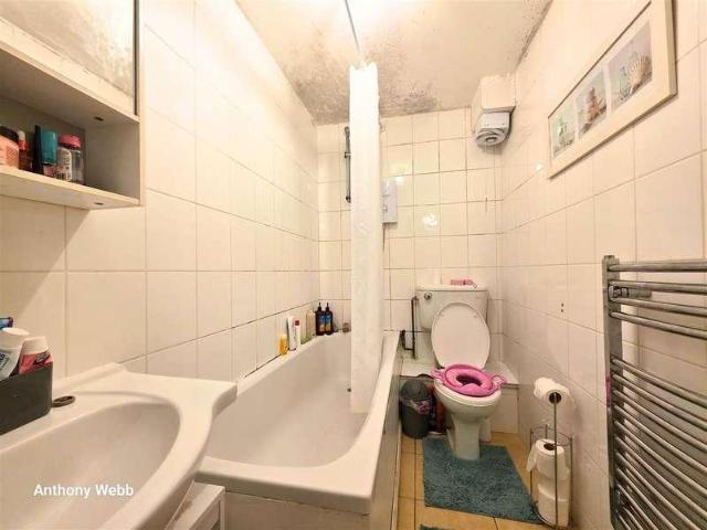 Flat for sale in Lower Edmonton, Edmonton