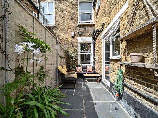 Flat for sale in Clapham Junction, Greater London