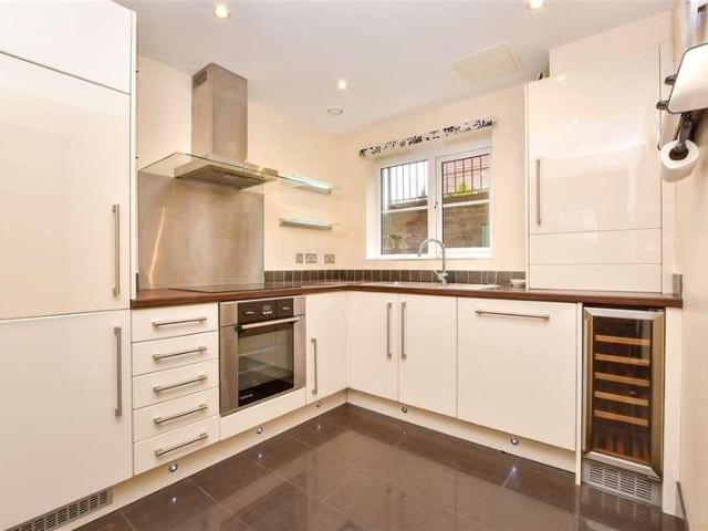Flat for sale in Red Hill, Surrey