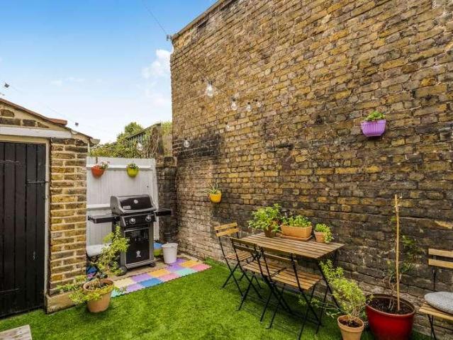 Flat for sale in Elephant and Castle, Greater London