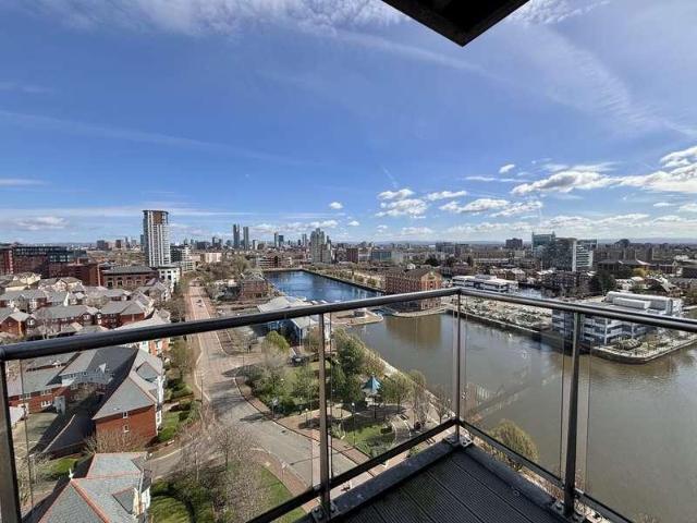 Flat for sale in Salford Quays, Salford