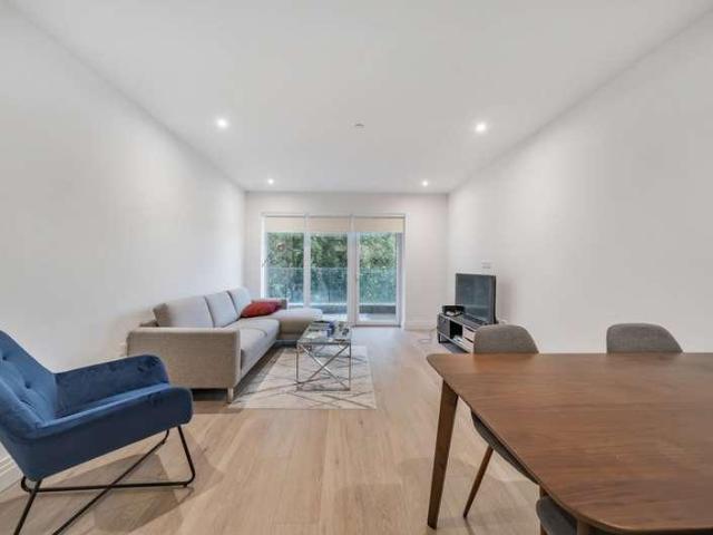 Flat for sale in London Borough of Ealing, Greater London