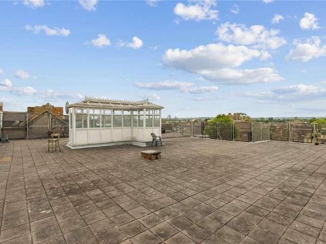 Flat for sale in Furzedown, Greater London