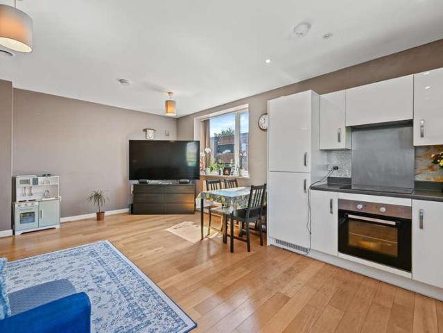 Flat for sale in Harrow Weald, Greater London