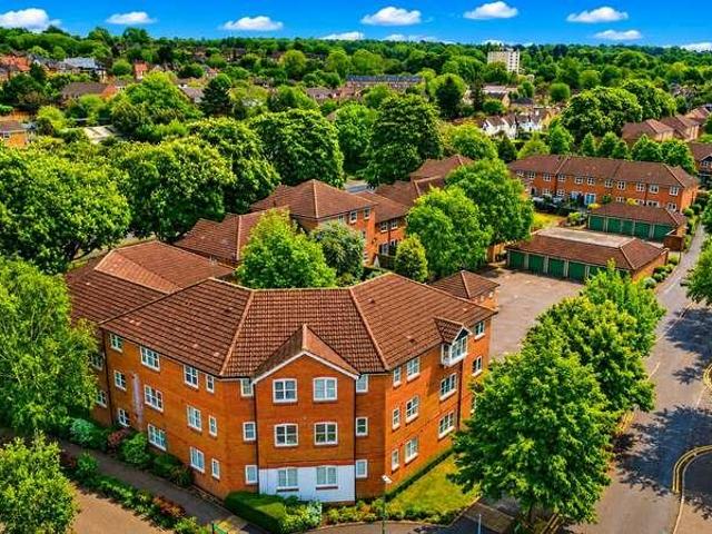 Flat for sale in Pouchen End, Hertfordshire