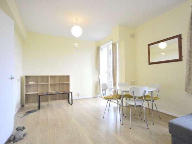 Flat for sale in London Borough of Wandsworth, Greater London
