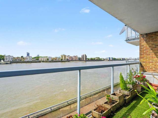 Flat for sale in Isle Of Dogs, Greater London