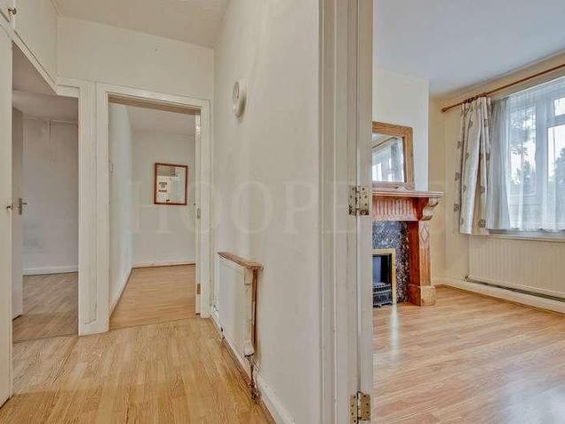 Flat for sale in Dollis Hill, Greater London