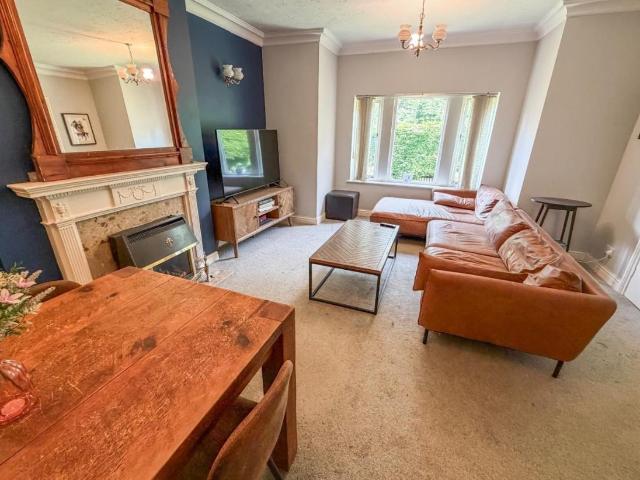 Flat for sale in Oakwood, West Yorkshire