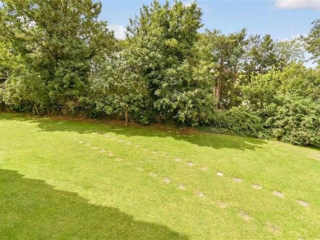 Flat for sale in Carshalton Beeches, Greater London