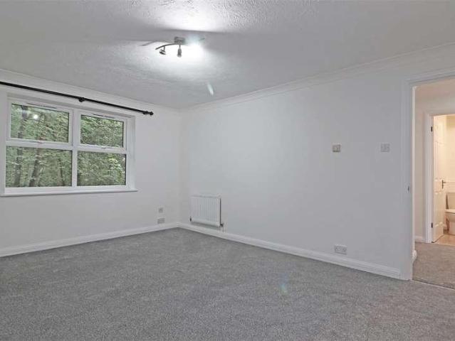 Flat for sale in Red Hill, Surrey