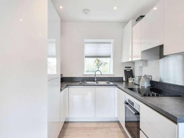 Flat for sale in Wallington, Greater London