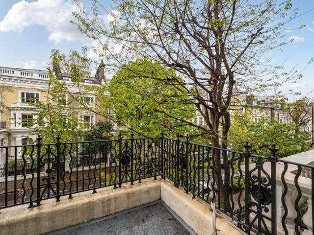 Flat for sale in Brompton, Greater London