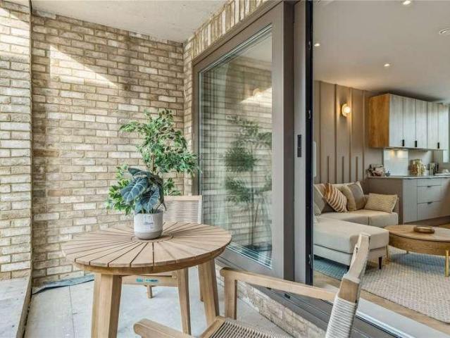 Flat for sale in London Borough of Merton, South Wimbledon