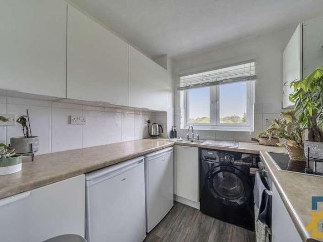 Flat for sale in Elm Park, Greater London